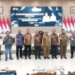 Penyerahan secara simbolis sharing hasil produksi kayu dan nonkayu tahun produksi 2018 di Pendopo Pemkab Jember.