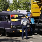 Penyemprotan angkutan umum di Tuban.