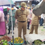 Bupati Pamekasan Baddrut Tamam saat memantau aktivitas pasar, Senin (30/3).