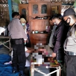 Anggota Polsek Padas dan tim medis saat berada di rumah korban. (foto: ist).