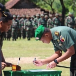 Plt Bupati Nganjuk didampingi Dandim 0810, Ketua DPRD saat membuka TMMD dengan pemukulan kentongan. Foto: bambang /BANGSAONLINE