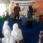 Makmun, Divisi Sosialisasi KPU Gresik saat sesi kuis berhadiah dalam sosialisasi kepemiluan kepada siswa disabilitas. foto: SYUHUD/ BANGSAONLINE