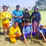 Wakil Kepala SMPN 18 Surabaya Hadi Sanusi didampingi Kepala Perpustakaan Sulastri serta Koordinator Komunitas Nol Sampah Hermawan Some, sedang bersiap menanam bibit mangrove. foto: YUDI A/ HARIAN BANGSA