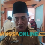 Sekertaris Daerah Kabupaten Sampang, Yuliadi Setiawan, saat memberikan keterangan usai mengikuti audiensi. Foto: MUTAMMIM/BANGSAONLINE
