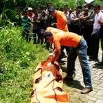 GEGERKAN WARGA: Petugas saat mengevakuasi mayat perempuan tanpa identitas dari sungai Bengawan Solo. foto: eki nurhadi/ BANGSAONLINE