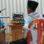 Salah satu pemerkosa gadis 13 tahun saat menjalani pemeriksaan di Polres Sampang. Foto: MUTAMMIM/BANGSAONLINE