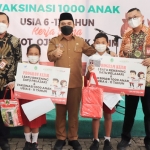 Wawali Mas Adi usai memberikan hadiah langsung bagi anak didik yang ikut program vaksinasi berupa bingkisan dan rekening tabungan Bank Jatim.