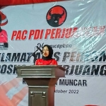 Politikus PDIP dari Muncar, Banyuwangi, Desi Prakasiwi, saat memberi sambutan dalam peresmian posko pemenangan.