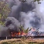 Bus Akas saat terbakar habis di tol SIdoarjo arah Porong.