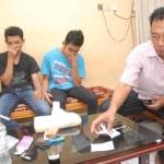 Dua pemuda beserta barang bukti saat diamankan di kos-kosan. (foto: rony suhartomo/BANGSAONLINE)