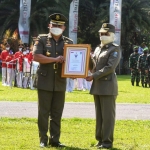 Gubernur Jawa Timur Khofifah Indar Parawansa menerima penghargaan Karya Bhakti Peduli Satpol PP dari Kementerian Dalam Negeri, Rabu (16/3).