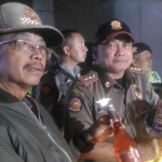 Kasatpol PP Jatim Budi Santoso dan Kasatpol PP Kota Malang Priyadi, bersama tim gabungan TNI/Polri dan Bea Cukai saat melakukan penerbitan minol di beberapa tempat, Sabtu (05/10) dini hari. foto: Iwan Irawan/ BANGSAONLINE