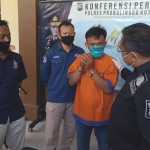 Kasatreskrim Polres Probolinggo Kota, AKP Heri Sugiono saat meminta keterangan kepada tersangka.