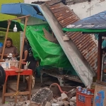 Gempa yang berakibat ambruknya dua rumah di Tambaksari, Surabaya. Foto: BANGSAONLINE.com