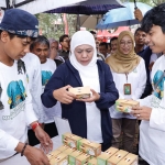 Gubernur Khofifah mengunjungi stan di sela Jambore Perhutanan Sosial Jatim 2023, Selasa (28/11).