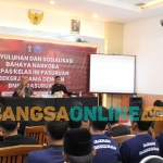 Kepala keamanan taufi dan kepala BNNK AKBP. Erlang saat memimpin langsung sosialisasi di lapas kelas IIB kota Pasuruan. Foto: Andy Fachrudin/BANGSAONLINE