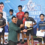 Wali Kota Kediri, Abdullah Abu Bakar, saat menyerahkan piala dan penghargaan kepada para pemenang pada kategori Men Youth. Foto: Ist