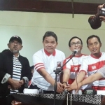 Bupati Pamekasan, Baddrut Tamam dan Presiden Klub Madura United FC, Achsanul Qosasi saat membunyikan sirine.