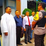 Kapolres dan Dandim 0826/Pamekasan saat menyambangi gereja yang sedang melaksanakan ibadah Natal 2019.