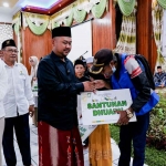 Bupati Gresik, Fandi Akhmad Yani, saat menyalurkan santunan dari Baznas kepada yang berhak. Foto: Ist
