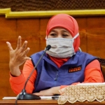 Gubernur Khofifah yag juga sekaligus Ketua Gufus Tugas Percepatan Penanganan Covid-19 Jatim saat konferensi pers di Gedung Negara Grahadi, Surabaya. foto: IST/ BANGSAONLINE