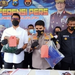 Kapolres Pasuruan AKBP Rofiq Ripto Himawan saat merilis tersangkat pelaku pembacokan di halaman Mapolres Pasuruan.