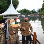 Gubernur Jawa Timur Khofifah Indar Parawansa dan Menteri Desa, Pembangunan Daerah Tertinggal, dan Transmigrasi (Mendes PDTT) Abdul Halim Iskandar bersama Ketua Dewan Komisioner Otoritas Jasa Keuangan (OJK) Wimboh Santoso. foto: ist/ bangsaonline.com