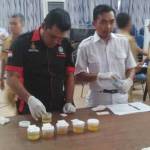 Petugas saat memeriksa sampel urine para pegawai Pemkab Jember.