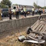 BAWA MAUT: Mobil Ertiga yang terbalik di sungai usai tabrak pengendara. foto: rony suhartomo/BANGSAONLINE