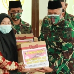 Dandim 0812 Lamongan Letkol Inf Sidik Wiyono saat menyerahkan bantuan 