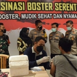 Kapolresta Sidoarjo, Kombes Pol Kusumo Wahyu Bintoro, saat meninjau pelaksanaan vaksinasi.