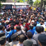 Bentrokan antara aparat kepolisian dengan aliansi mahasiswa di Lamongan. foto: TRIWI YOGA/ BANGSAONLINE