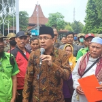 Bupati Muhdlor saat bertemu pengelola TPST, di depan Pendopo Delta Wibawa, Selasa (16/5/2023).