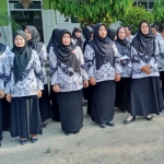 Para guru SMAN Bangsal Mojokerto saat mengikuti upacara Hari Guru. 