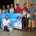 Relawan Jatim Berbagi mendistribusikan bantuan kepada korban banjir di Jember. foto: istimewa