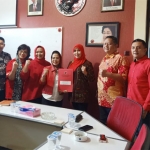 Lia Istifhama diterima Sekretaris DPD PDI Perjuangan Jatim Sri Untari Bisowarno dan Wakil Ketua DPD PDIP Jatim, serta sejumlah elit partai saat mengambil formulir pendaftaran bakal calon Wawali Surabaya. foto: DIDI ROSADI/ BANGSAONLINE