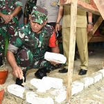 Kasrem 084/BJ, Kolonel Inf Sugiyono, saat menghadiri launching Rutilahu dan pembuatan Jamban di Sampang.