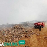 Mobil tangki PMK saat berada di lokasi guna melakukan pemadaman sampah yang terbakar di TPA Supit Urang Mulyorejo, Sukun Kota Malang, Selasa (24/07). foto: ist