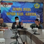 Ketua DPRD Gresik Much Abdul Qodir dan Wakil Ketua Achmad Nurhamim saat memberikan keterangan pers, Senin (18/4/2022) kemarin. foto: SYUHUD/ BANGSAONLINE