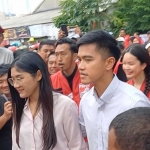 Ketua Umum (Ketum) Partai Solidaritas Indonesia (PSI) Kaesang Pangarep dan istri, Erina Gudono, saat blusukan di Kawasan Kebayoran Lama, Jakarta Selatan, Rabu (10/1/2024). Foto: Kompas