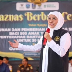 Gubernur Khofifah saat memberi sambutan ketika menyalurkan bantuan usaha Z Chicken untuk 30 mustahik di Kabupaten Probolinggo.