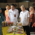 Sekda Tuban Budi Wiyana (tiga dari kanan) saat meninjau hasil kreasi salah satu peserta lomba cipta menu B2SA.