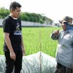 DIALOG: Achmad Amir Aslichin berbincang dengan petani di kawasan Sidoarjo, Rabu (24/6). foto: ist