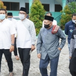 Wali Kota Kediri Abdullah Abu Bakar saat mendampingi Gubernur Jawa Barat Ridwan Kamil berkunjung ke Kampung Inggris Pare, disambut tuan rumah Mr. Kalend. foto: ist.