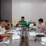 Ketua Bapemperda DPRD Gresik, Khoirul Huda, bersama para anggota dan kepala OPD saat membahas prolegda 2023. Foto SYUHUD/BANGSAONLINE