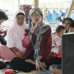 Danik Eka Rahmaningtiyas ketika melakukan temu dengan warga penggerak wisata desa di tepi pantai Teluk Love-Payangan, Jember. foto: SYUHUD/ BANGSAONLINE