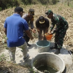 Dandim Ngawi bersama stakeholder terkait saat melakukan pengecekan keadaan sumber air yang ada di  hutan jatim Desa Cantel, Jumat (20/9/2024).