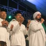 Habib Syekh ketika memimpin salawat di Sidoarjo.