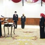 Gubernur Khofifah saat melantik dan mengambil sumpah jabatan Kaper BKKBN Jatim Maria Ernawati, disaksikan Deputi Bidang Advokasi, Penggerakan, dan Informasi (Adpin) BKKBN Sukaryo Teguh Santoso. foto: ist.