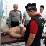 Korban saat diperiksa Kapolsek Parengan. 